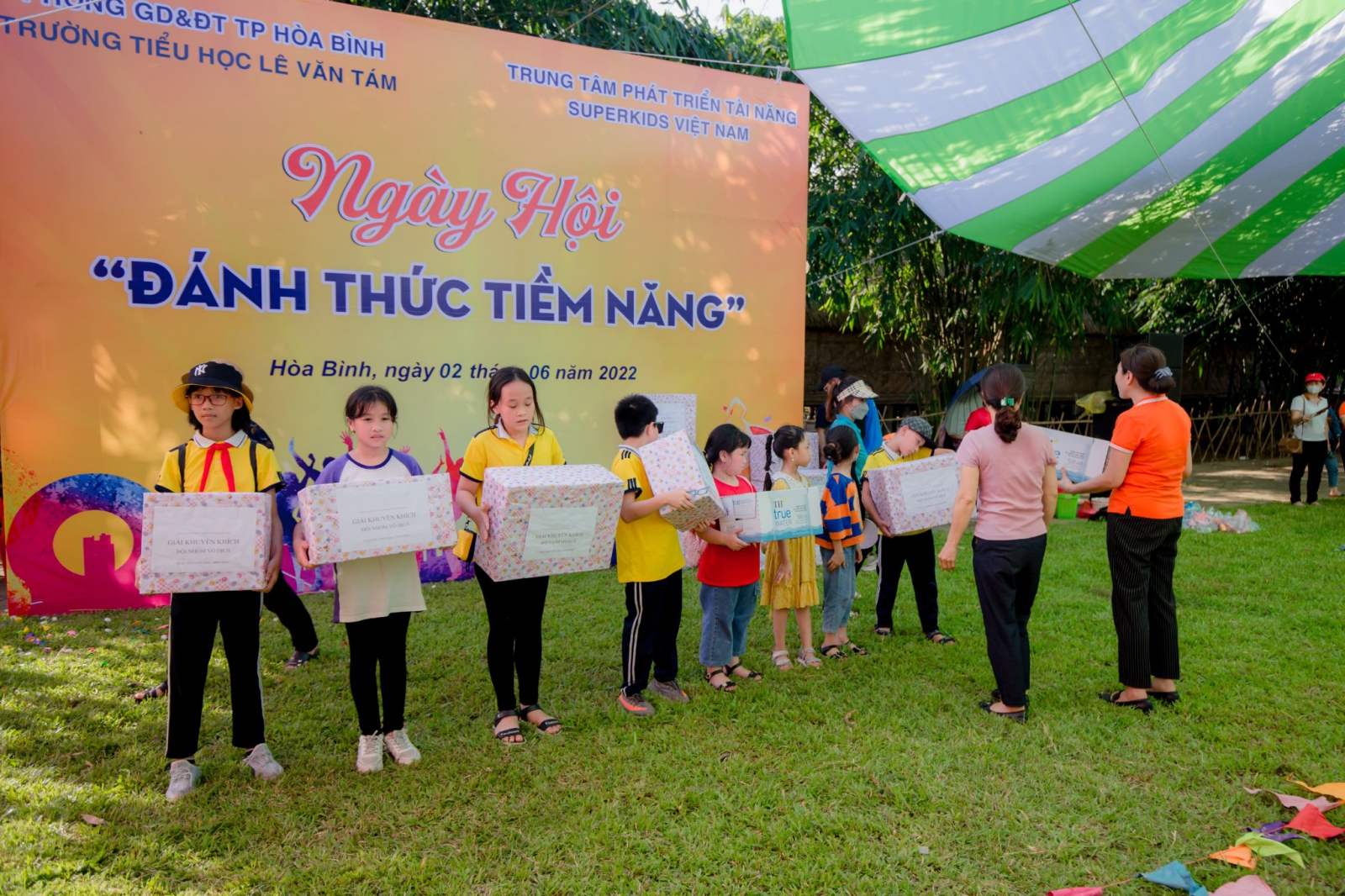 Cô hiệu trưởng, hiệu phó Trường tiểu học Lê Văn Tám trao các phần thưởng cho các em học sinh. Các em học sinh rất vui khi nhận được phần thưởng của đội mình sau nhiều cố gắng.