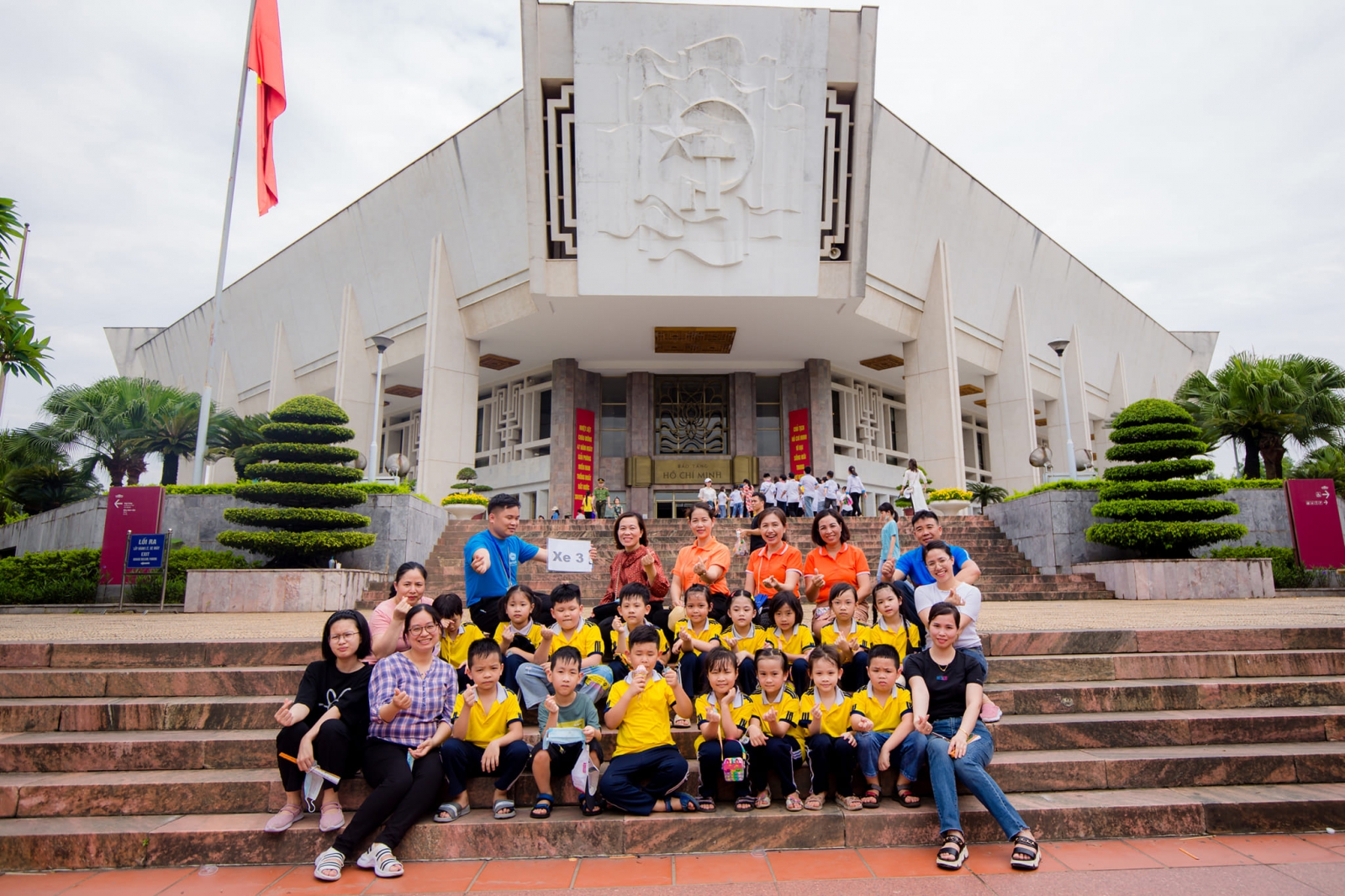 Hướng dẫn viên Superkids, thầy cô và các em học sinh chụp ảnh lưu niệm tại Bảo tàng Hồ Chí Minh