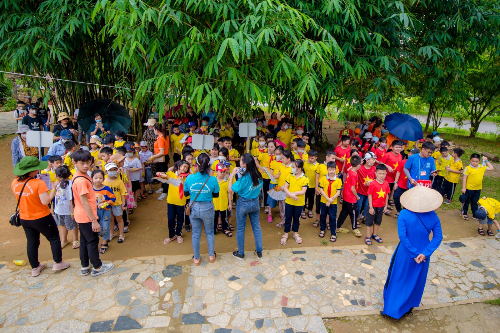 Học sinh nghe thuyết trình về ngôi nhà sàn Ê Đê