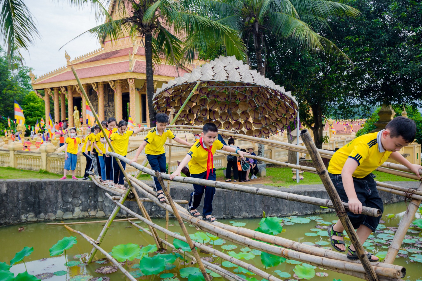 Cầu Khỉ tại chùa Khmer các bạn học sinh rất thích thú