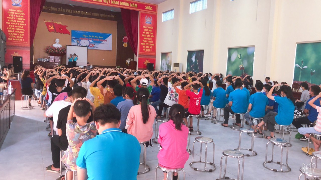Các em học sinh khối 6 ưu tú của trường Trung học cơ sở Kim Đồng tham gia tích cực vào các trò chơi khởi động mà diễn giả Thúy Ngần tổ chức. 