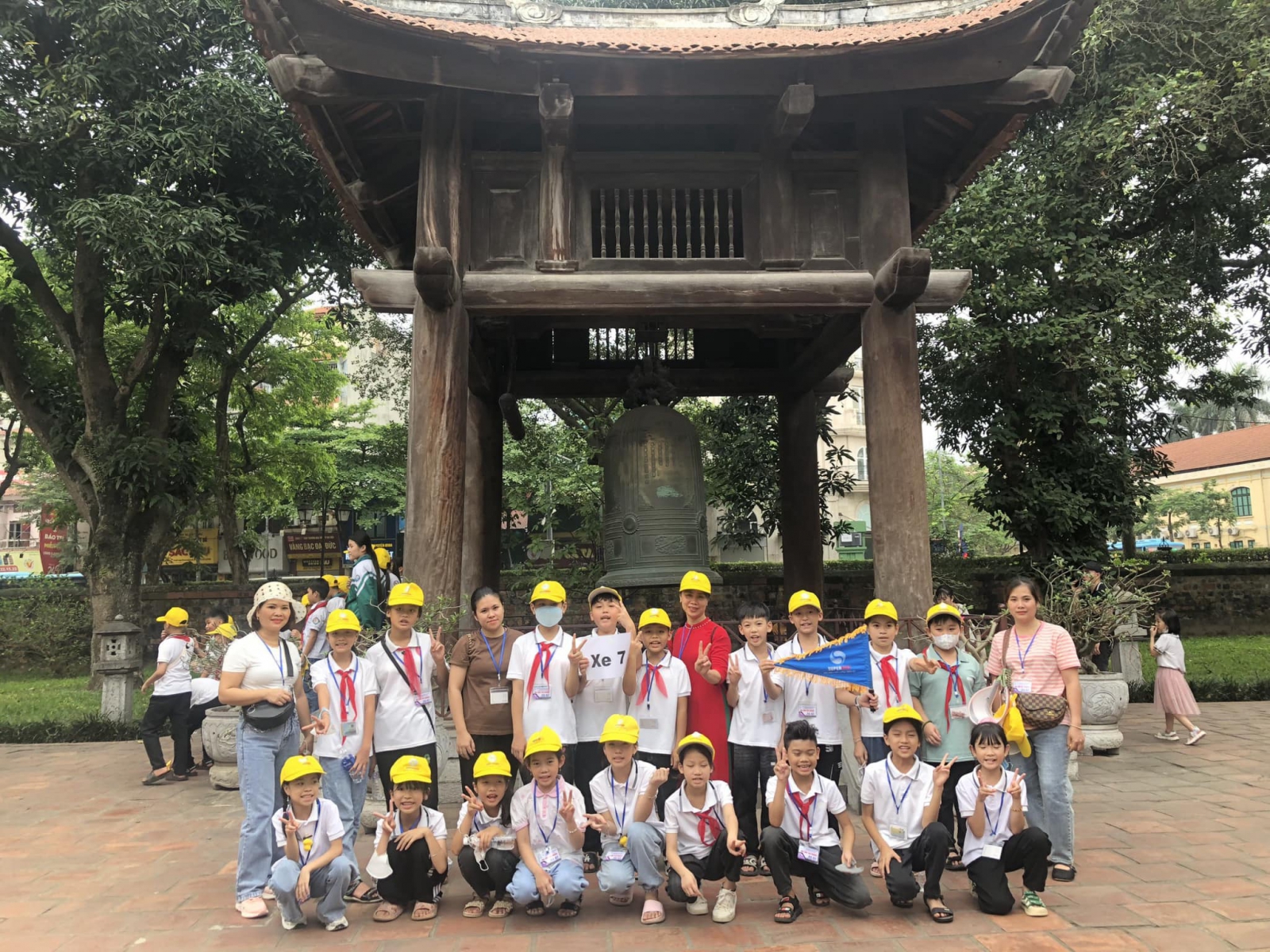 Thầy cô và các em học sinh tham quan và dâng hương tại Văn Miếu Quốc Tử Giám, Hà Nội