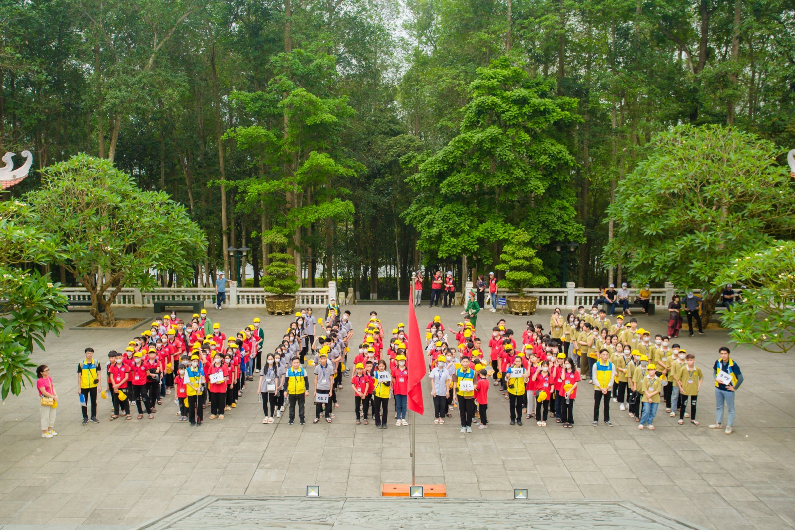 Hoạt động dâng hương tại K9 Đá Chông của thầy cô và học sinh.