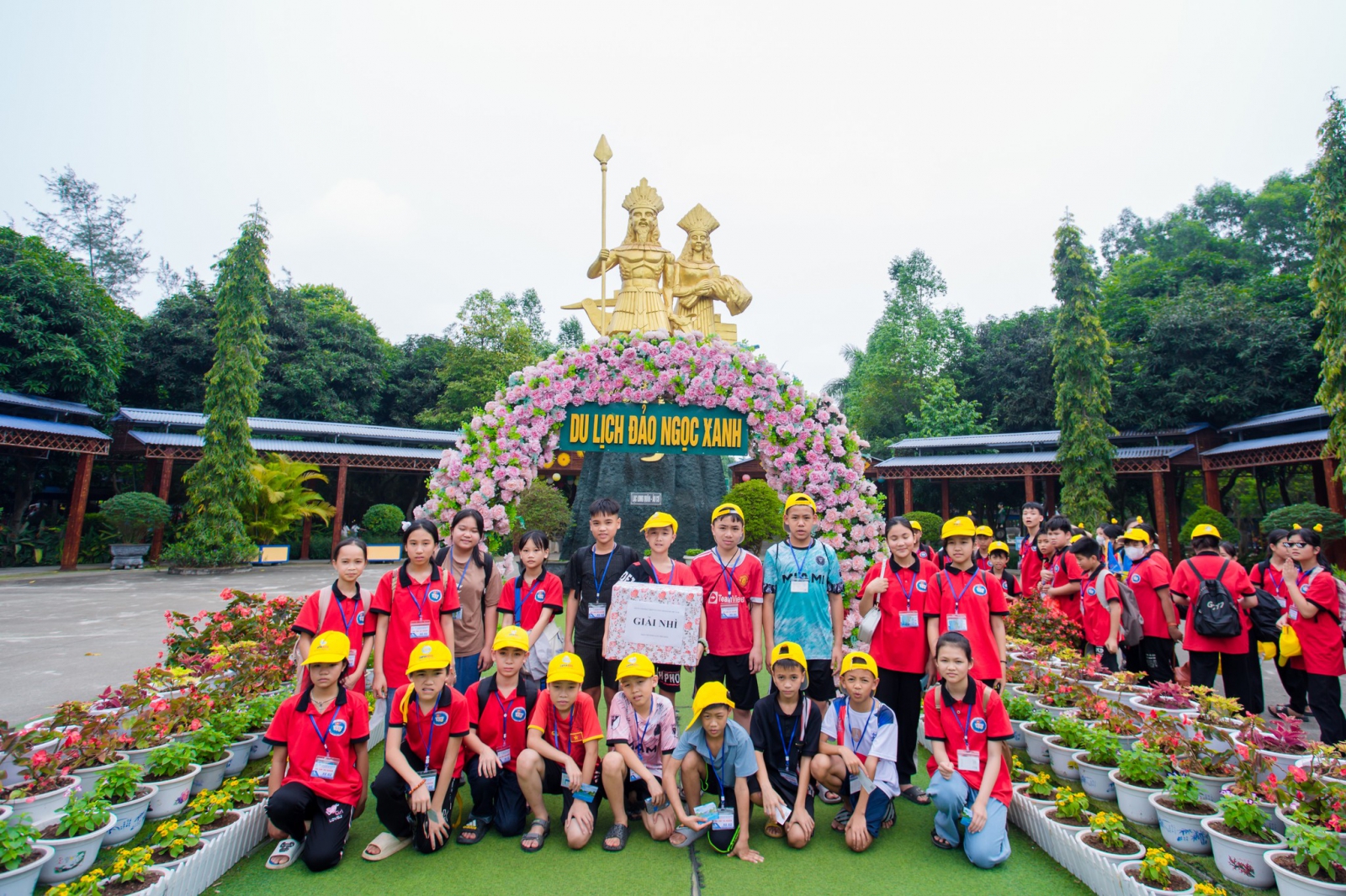 Hoạt động vui chơi dành cho thầy cô, phụ huynh và các em học sinh tại khu du lịch Đảo Ngọc Xanh.