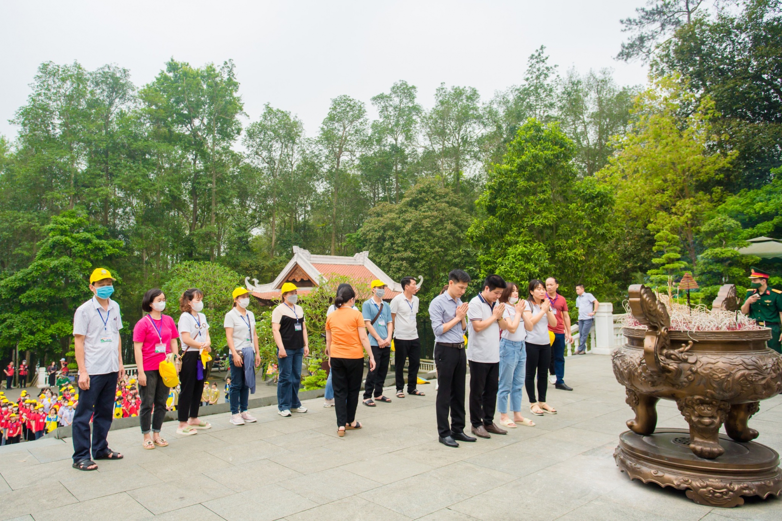 Hoạt động dâng hương cùng thầy cô và các em học sinh tại K9 Đá Chông nơi lưu giữ thi hài của Bác Hồ.
