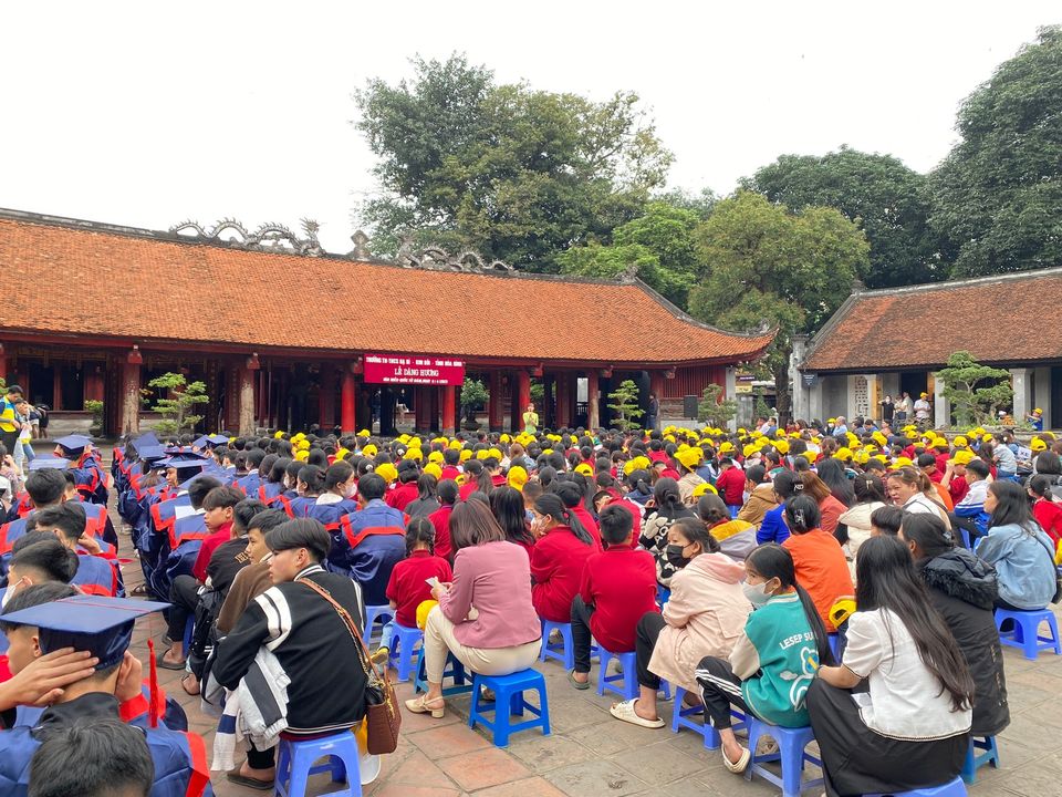 Lễ dâng hương của thầy cô giáo và các em học sinh Trường TH và THCS Hạ Bì, huyện Kim Bôi tại Văn Miếu Quốc Tử Giám