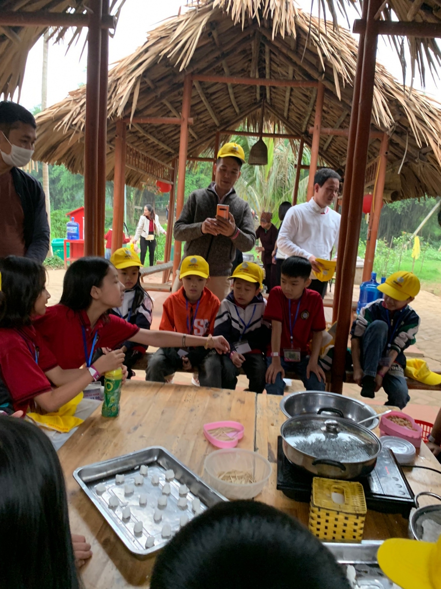 Hoạt động trải nghiệm làm bánh trôi nước của học sinh tại trang trại giáo dục Dê Trắng
