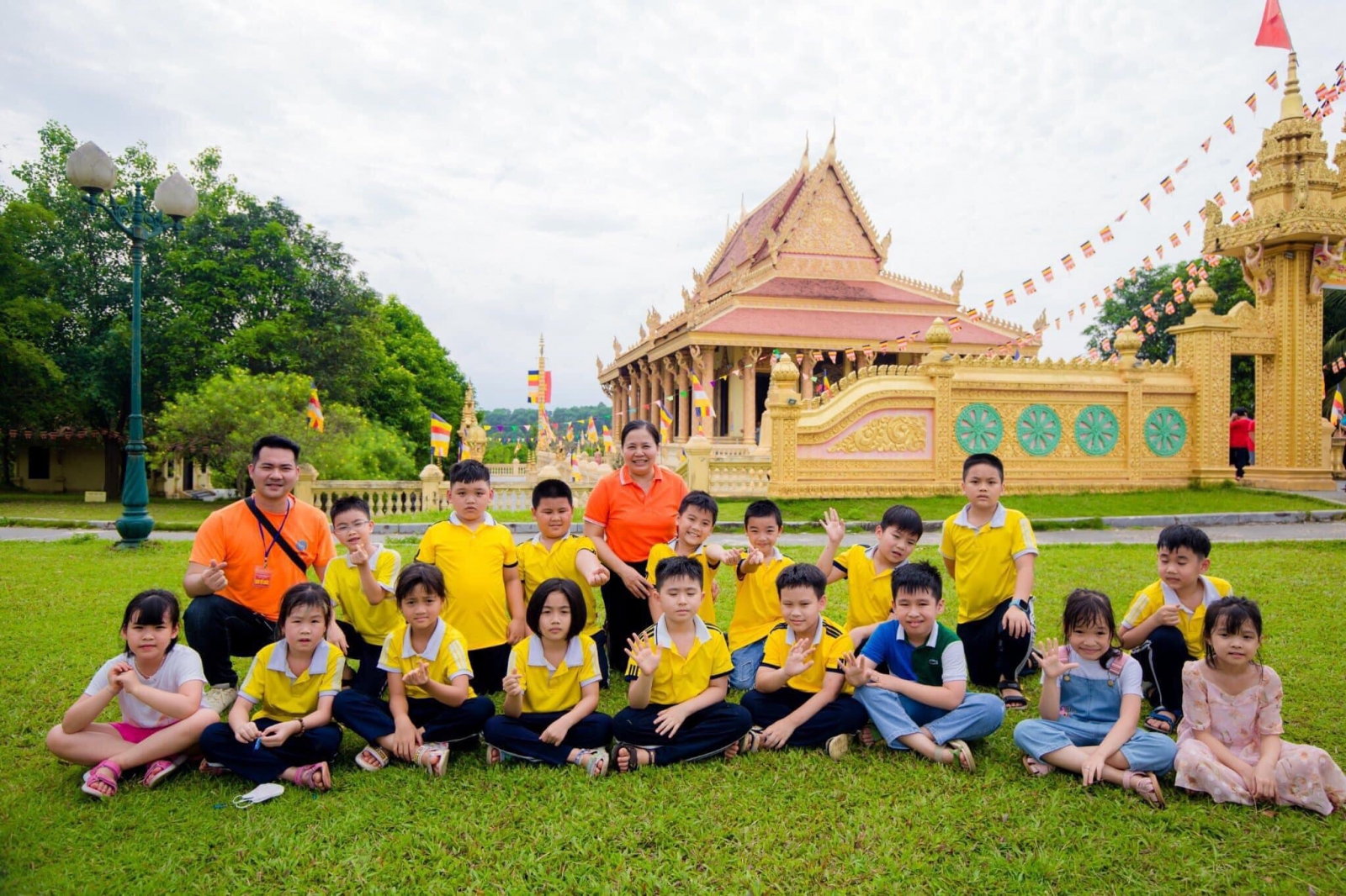 Quý phụ huynh và các em học sinh tham quan khám và chụp ảnh tại tháp Khmer Chăm.