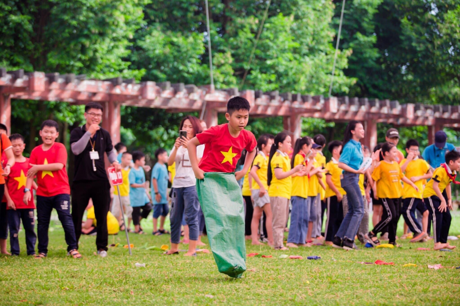 Hoạt động tiếp theo Superkids tổ chức tại Làng văn hóa 54 dân tộc là hoạt động Team bulding sôi động và nhiều trò chơi thú vị, lôi cuốn cả phụ huynh, giáo viên và các em học sinh cùng tham gia.