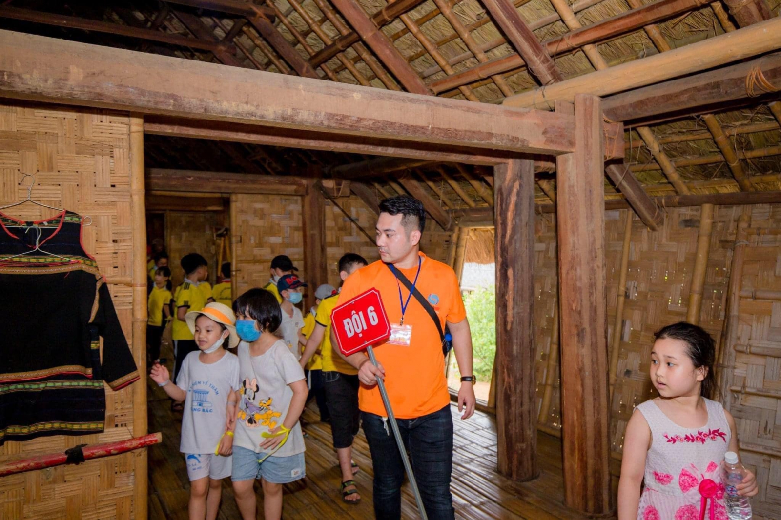 Hướng dẫn viên Superkids đưa các em học sinh khám phá và giao lưu tại nhà sàn Ê Đê nơi những người dân Ê Đê sinh sống