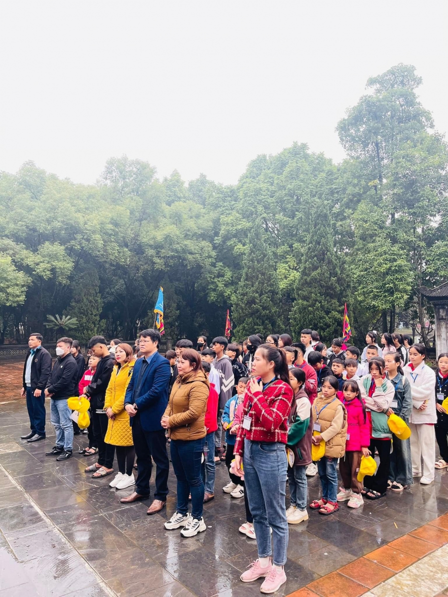 Quý thầy cô và các em làm lễ dâng hương tại Thành Cổ Sơn Tây