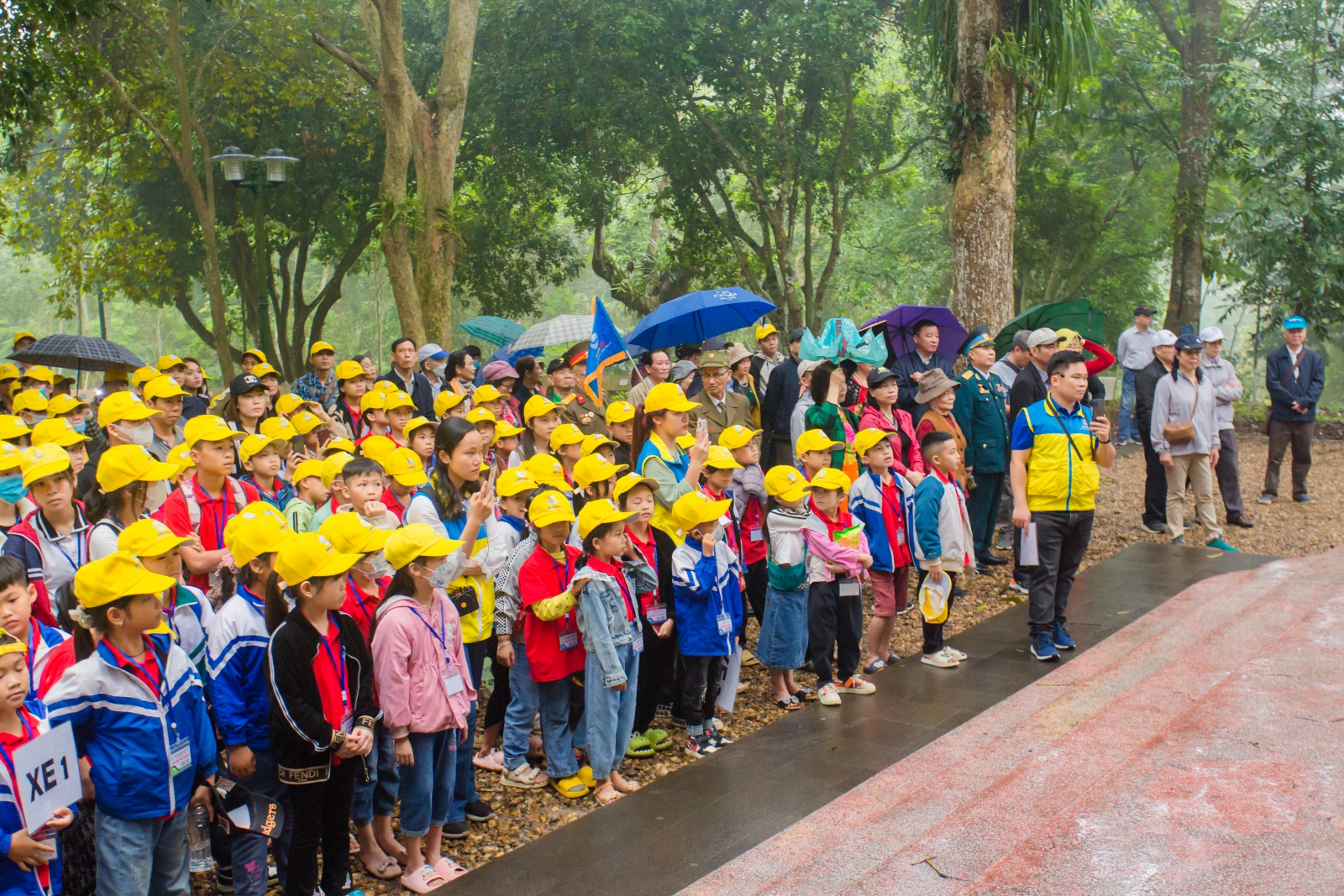 Các em học sinh trang nghiêm trước lễ báo công tại K9 Đá Chông.