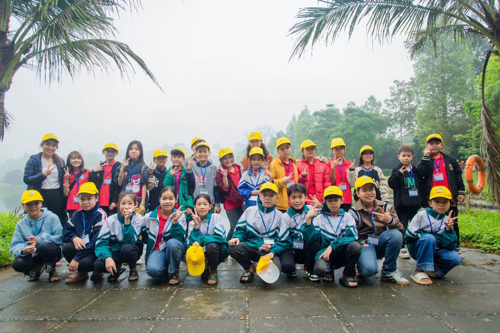 Học sinh chụp ảnh kỉ niệm tại K9 Đá Chông nơi lưu giữ thi haif của Bác Hồ.