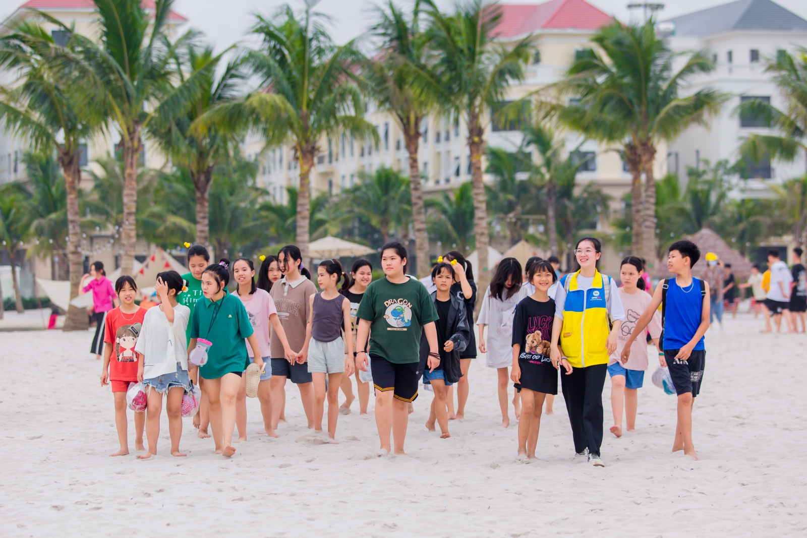 Hướng dẫn viên cùng các em học sinh tại bãi biển nhân tạo Ocean Park Hưng Yên