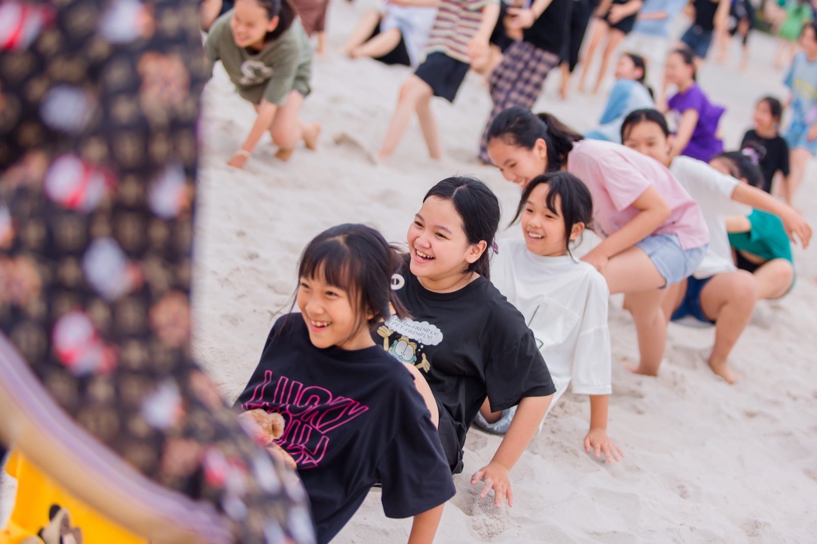 Hoạt động chơi teambuilding trên bãi biển của các em học sinh