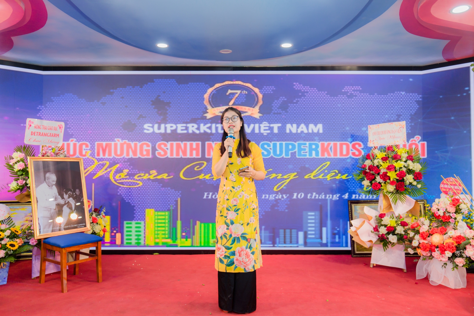 Bà Lê Thị Nhàn, giám đốc trung tâm lên phát biểu nhân ngày kỉ niệm thành lập trung tâm phát triển tài năng Superkids Việt Nam