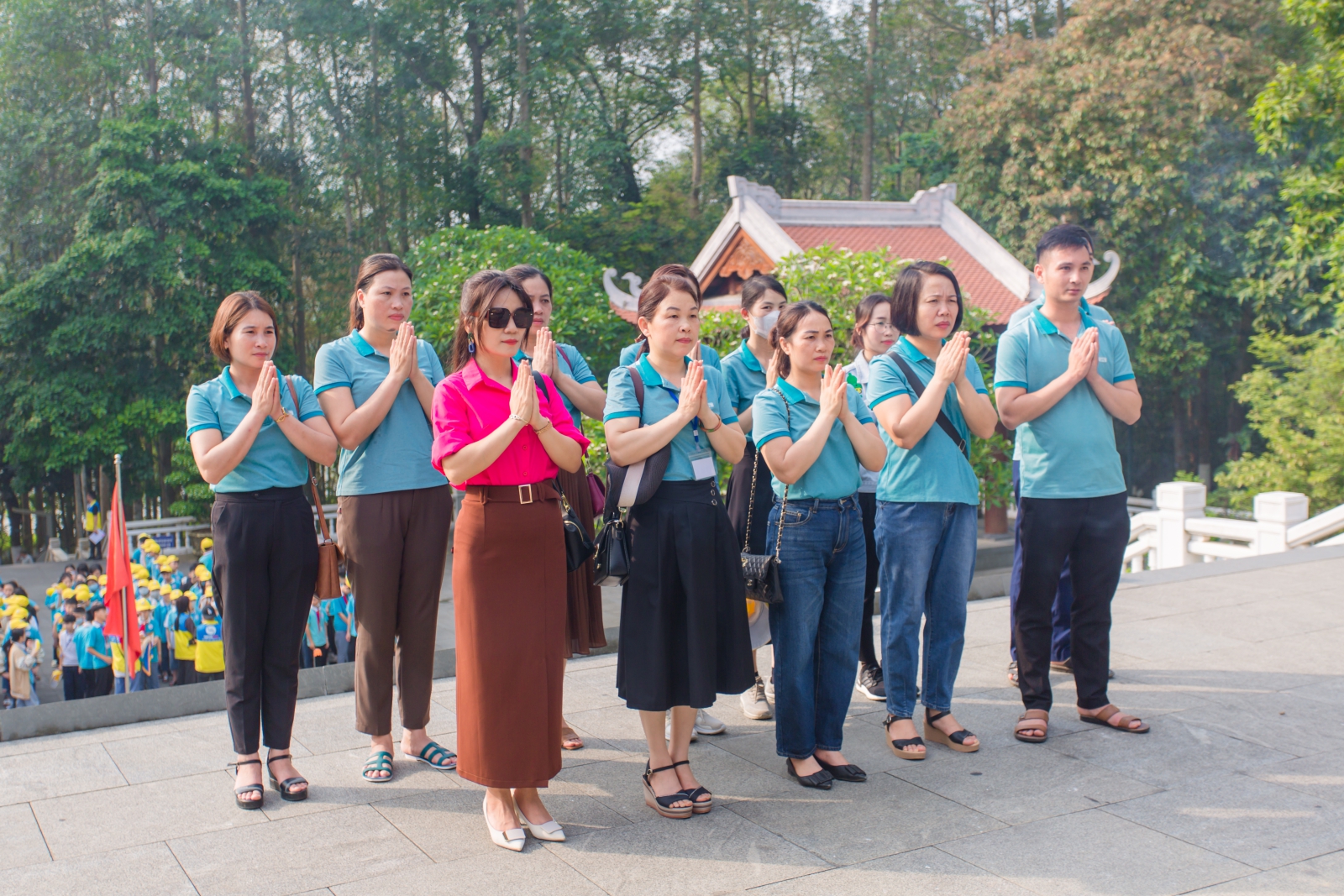 Thầy cô trong nhà trường tham gia dâng hương tại K9 Đá Chông