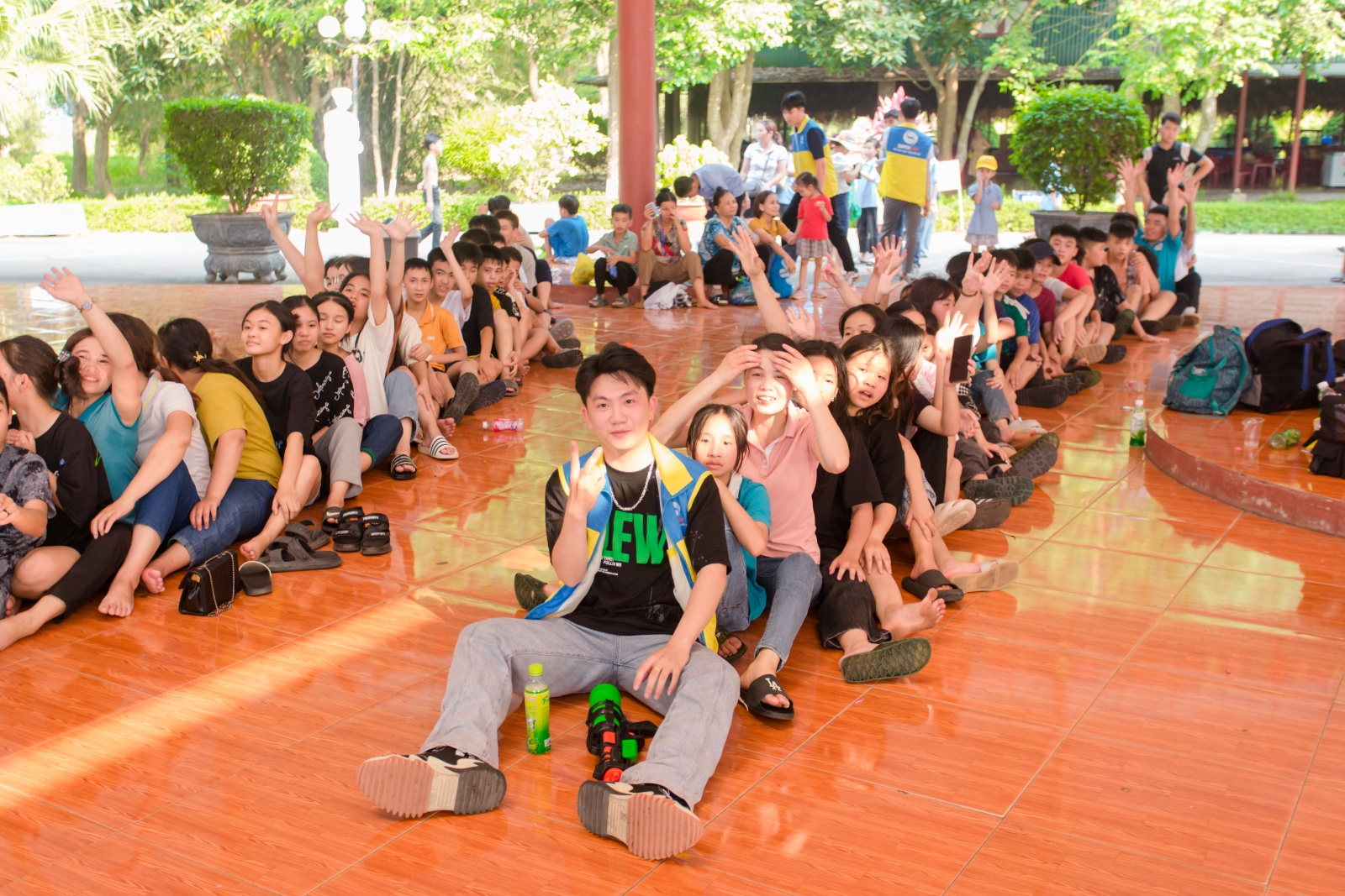 Khoảnh khắc chơi team building vui nhộn của các em học sinh tại khu du lịch Đảo Ngọc Xanh