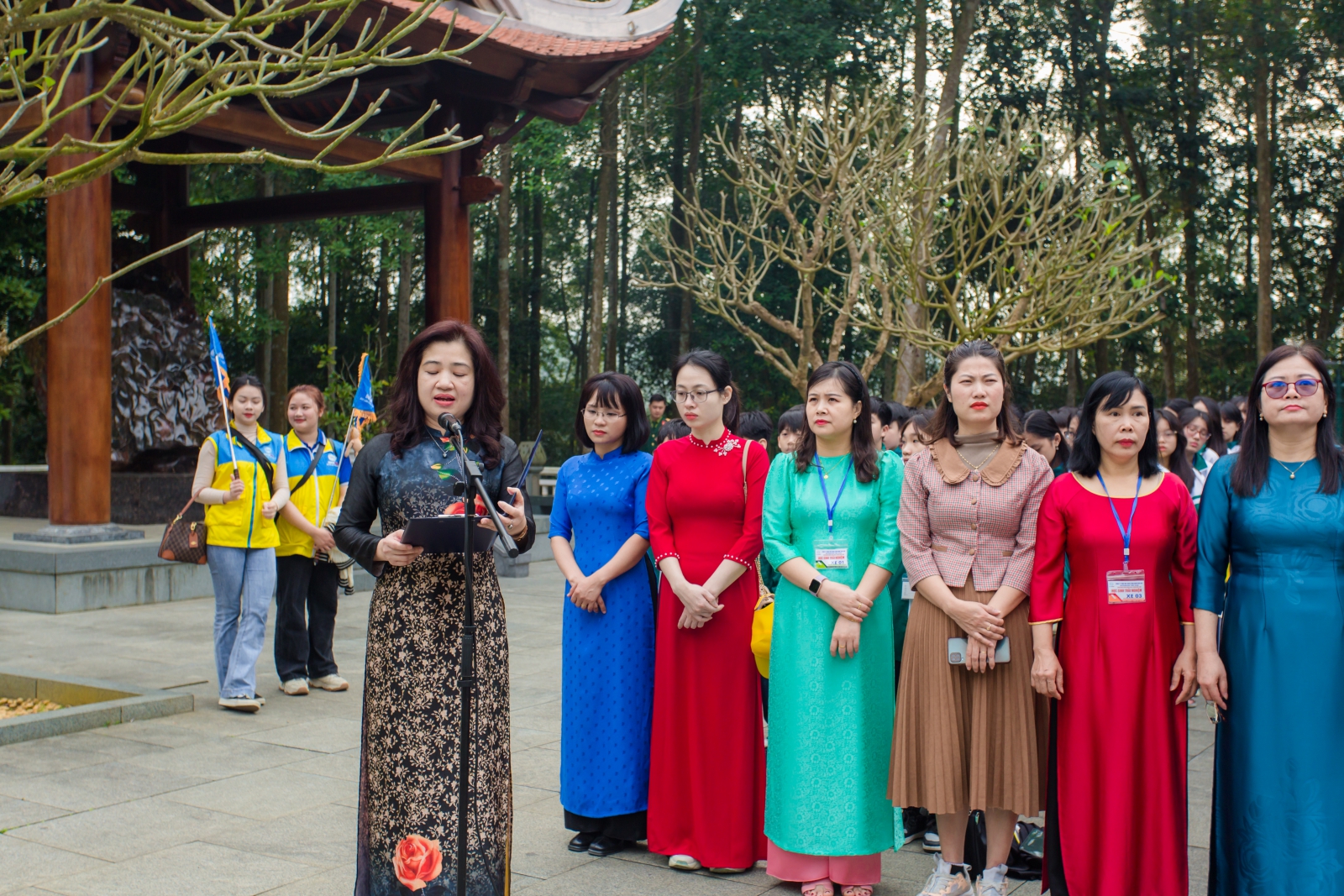 Cô Vũ Thị Lan Phương hiệu trưởng nhà trường đọc toàn văn bài phát biểu báo công dâng Bác của Nhà trường.