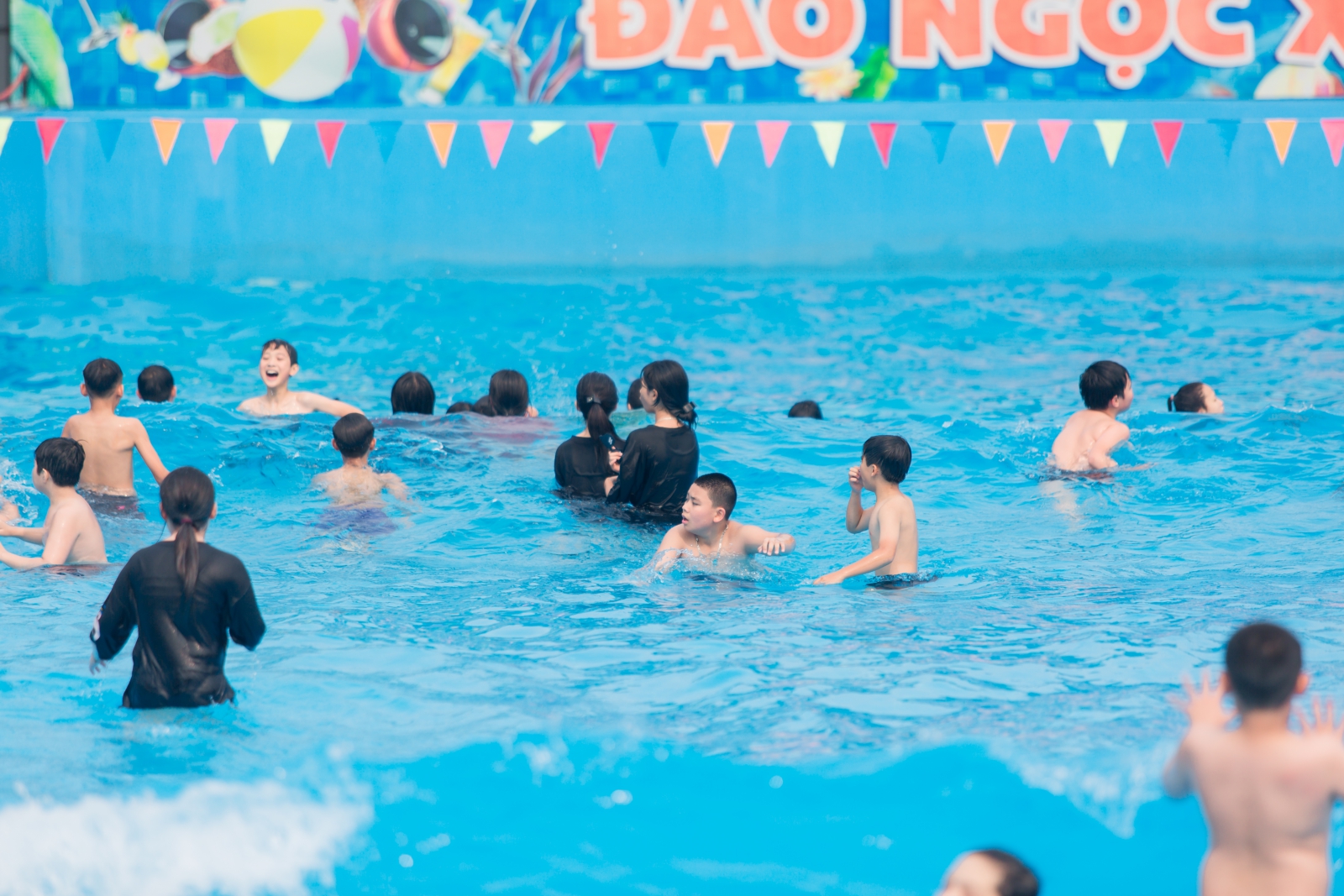 Bể bơi tắm sóng nhân tạo tại khu du lịch Đảo Ngọc Xanh