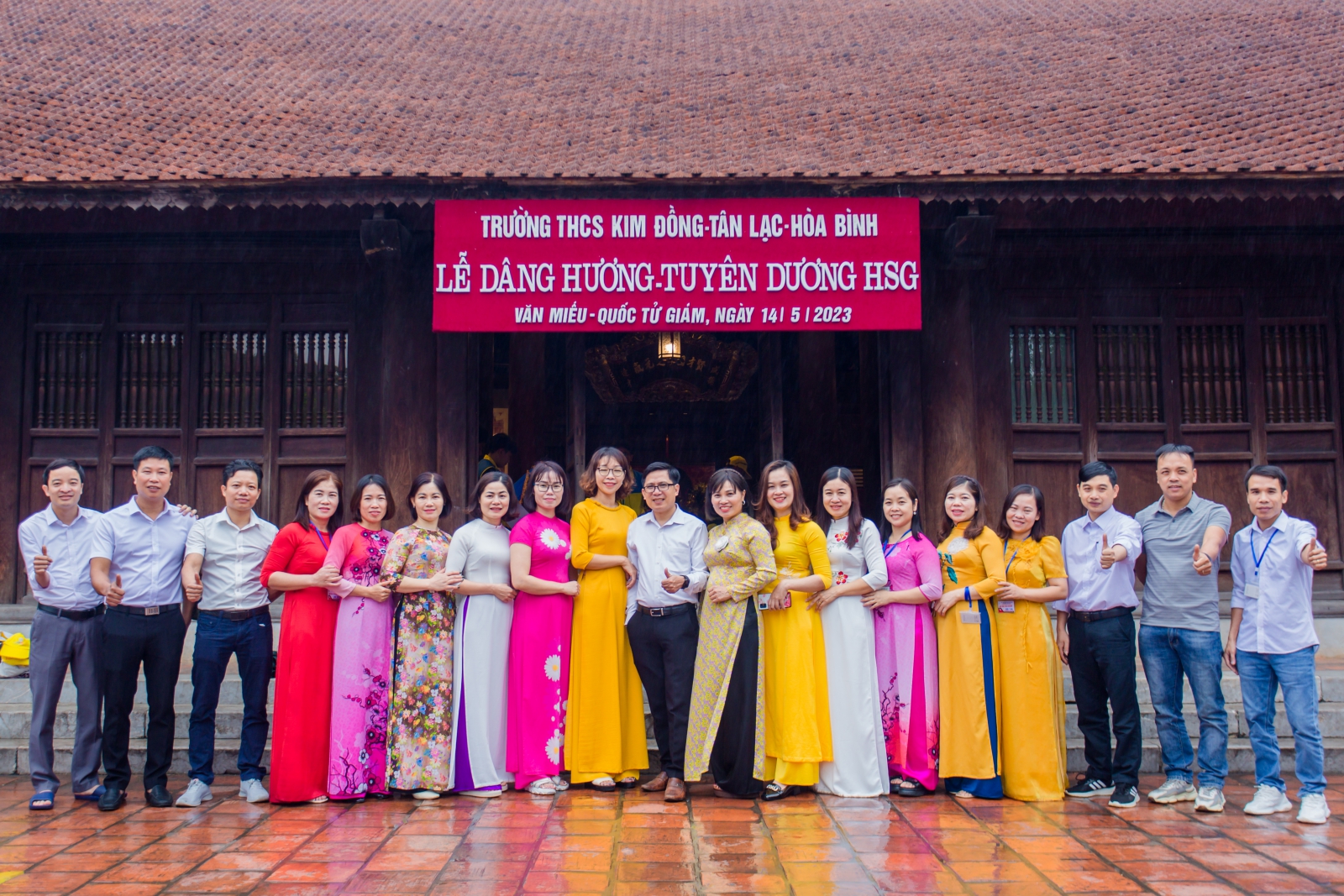 Tập thể thầy cô giáo trường THCS Kim Đồng, huyện Tân Lạc chụp ảnh lưu niệm tại Văn Miếu Quốc Tử Giám.