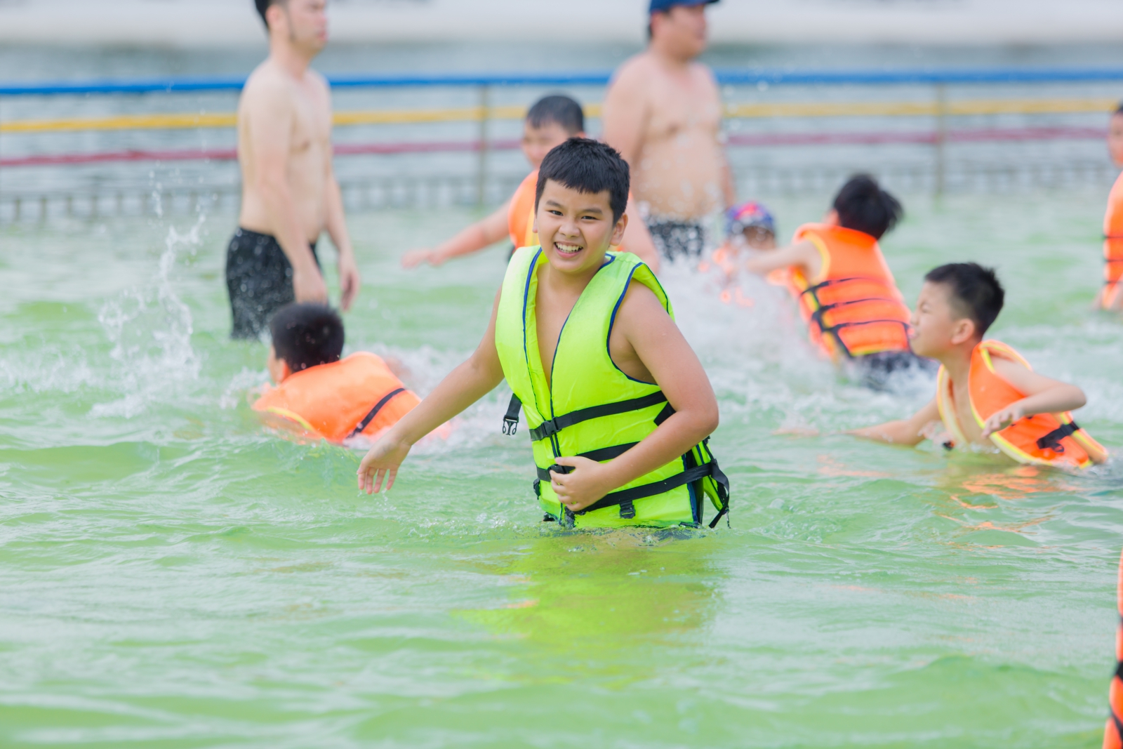 Các em học sinh thỏa thích vui chơi tại khu biển nhân tạo Ocean Park Hưng Yên