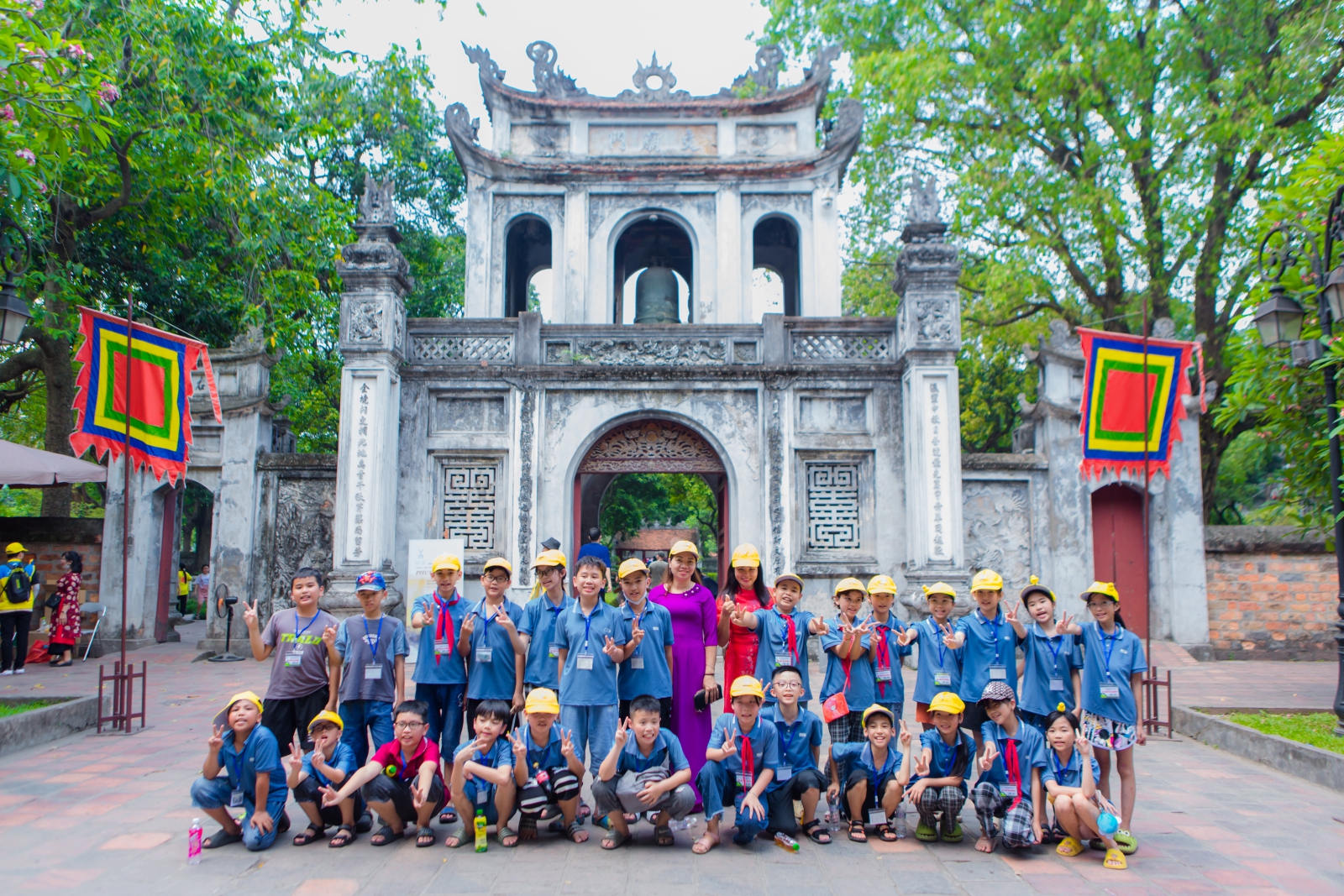 Học sinh trường tiểu học Mường Khến, huyện Tân Lạc tại Văn Miếu Quốc Tử Giám