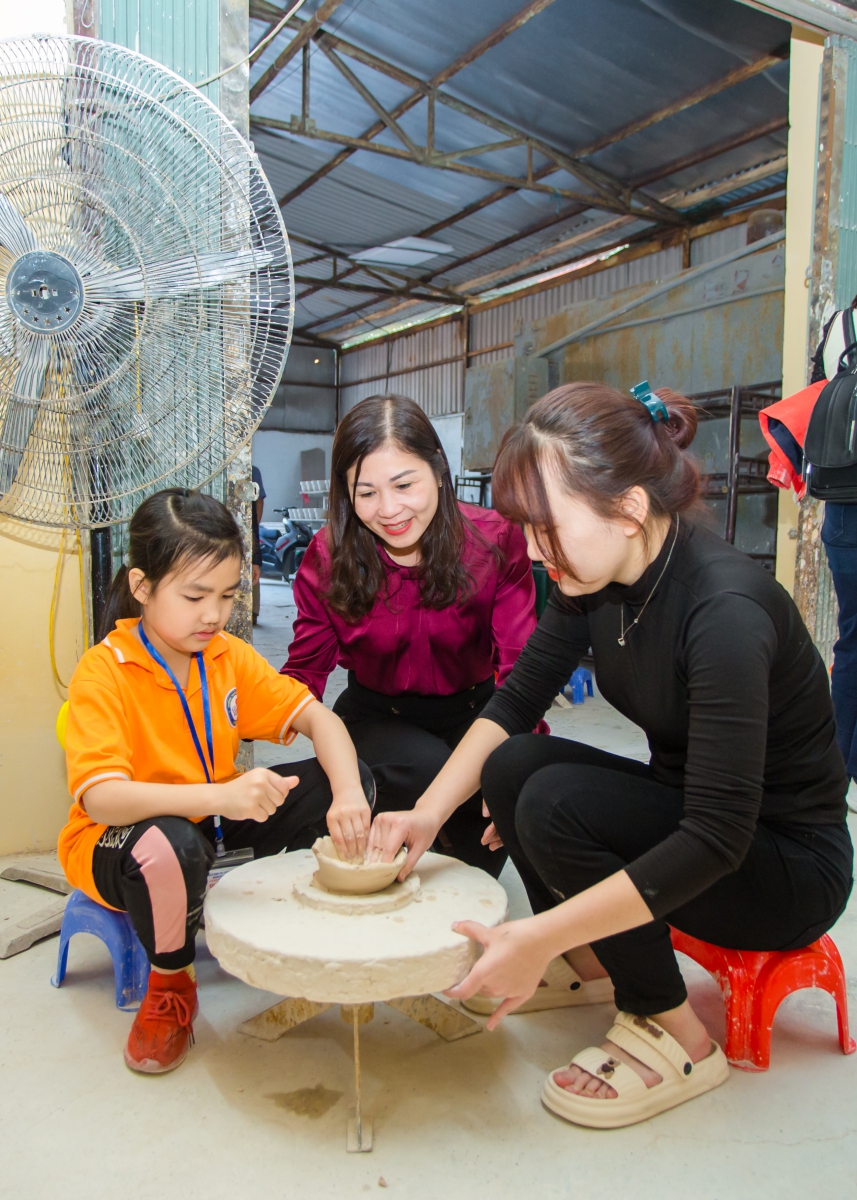 Hoạt động làm Gốm của các bậc phụ huynh, cùng các em học sinh tại Làng nghề Gốm Bát Tràng, Hà Nội.