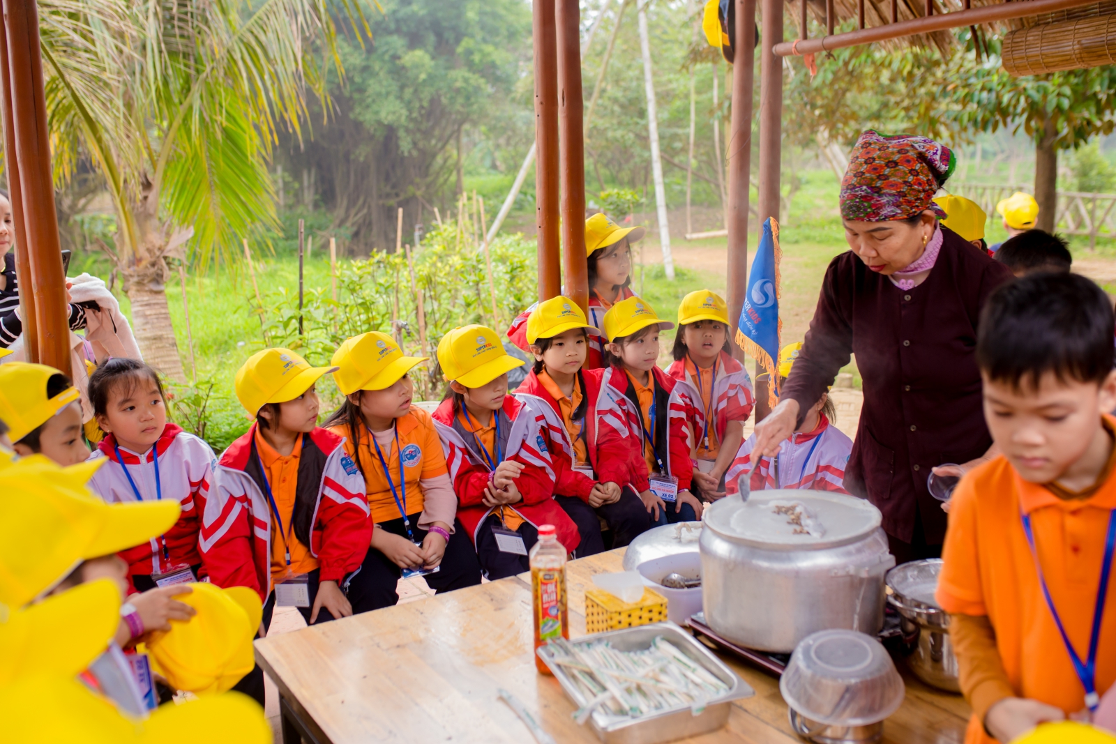 Thầy cô cunngf các em học sinh tham gia vào các hoạt động làm bánh truyền thống.
