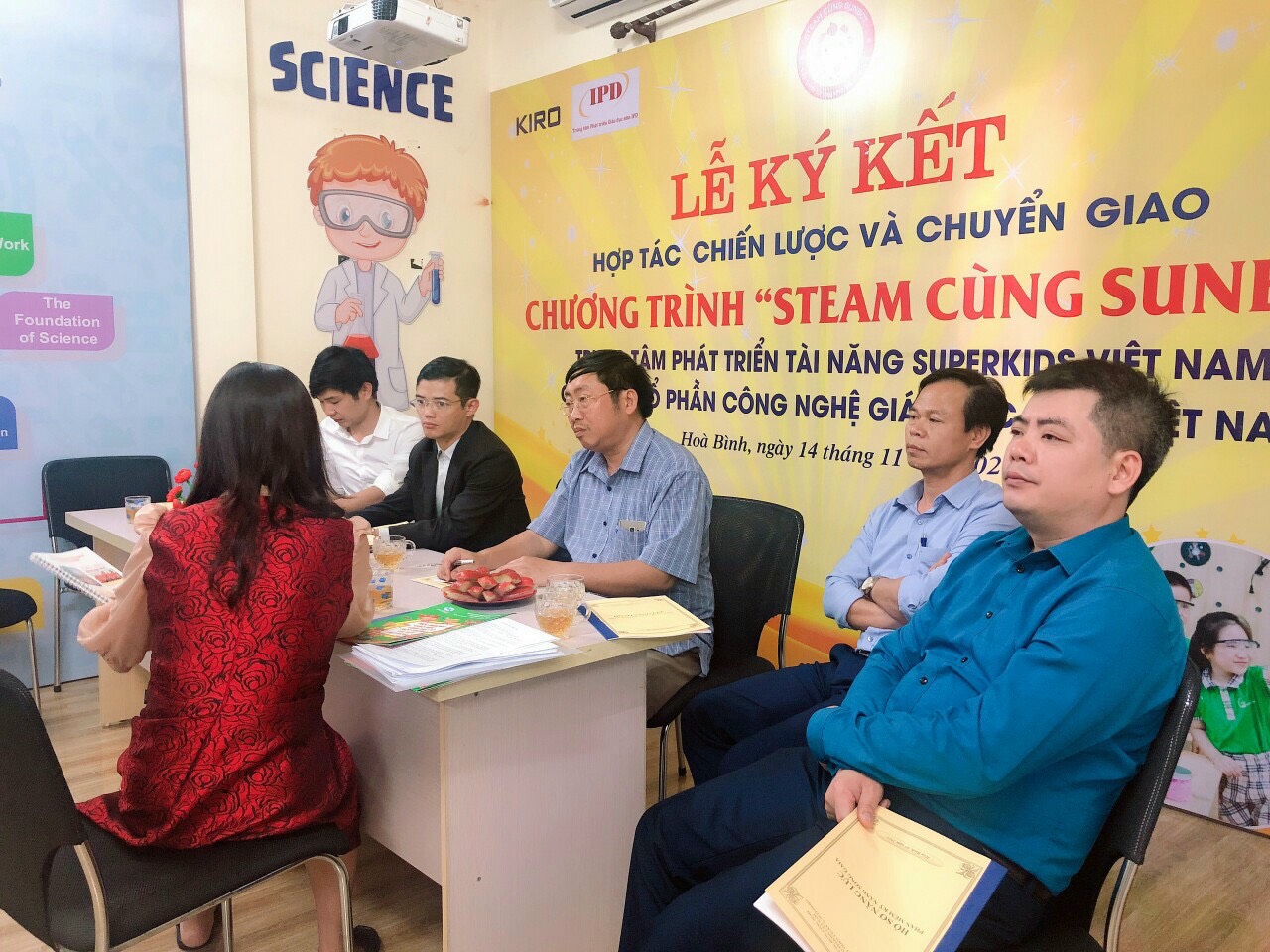  Giám đốc Lê Thanh Nhàn đang giới thiệu về các hình thức hoạt động của trung tâm Superkids.