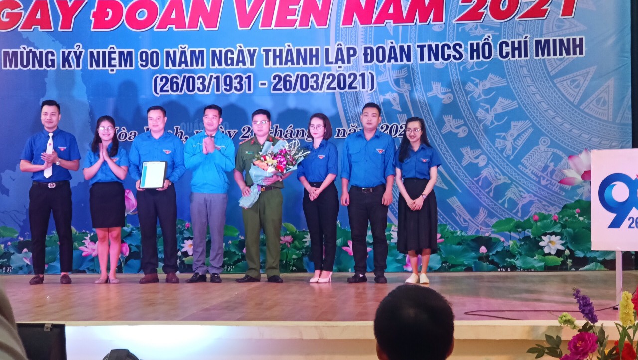 Bà Lê Thanh Nhàn cùng 6 thành viên CLB lý luận trẻ lên ra mắt.