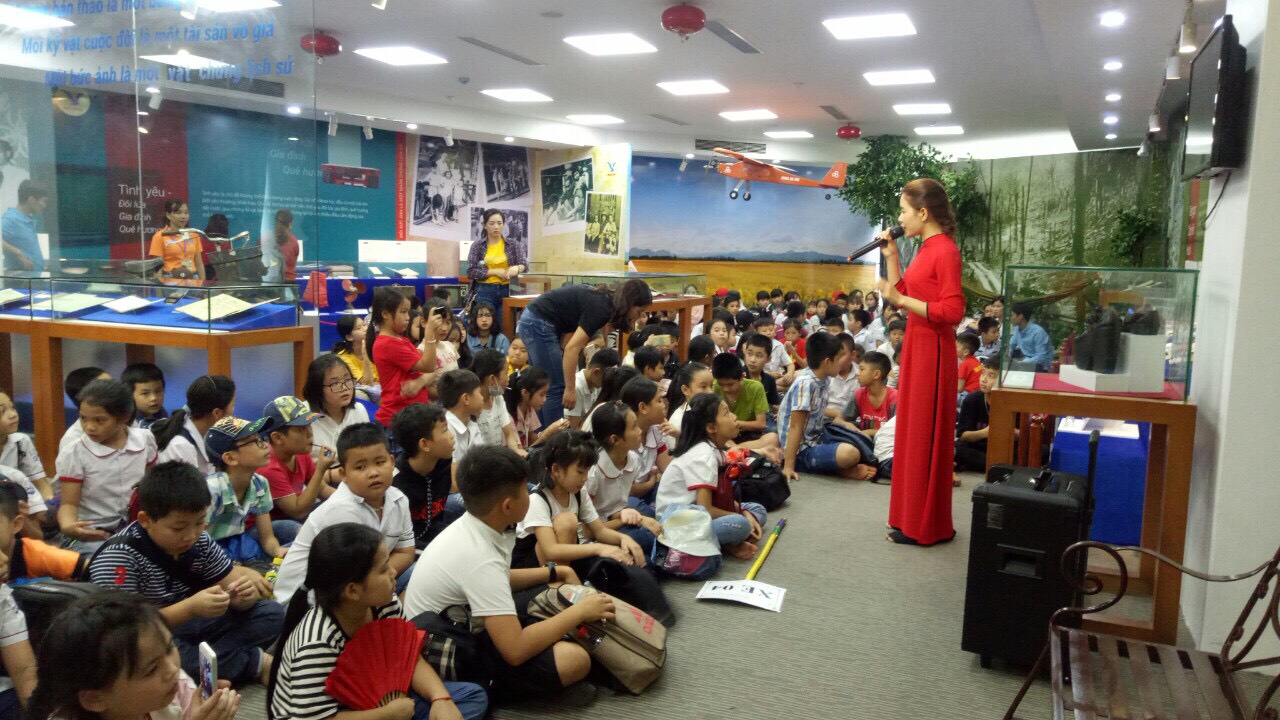 Các em hs trường Tân Hòa đang chăm chú lắng nghe cô hướng dẫn viên giới thiệu về các di sản các nhà khoa học.