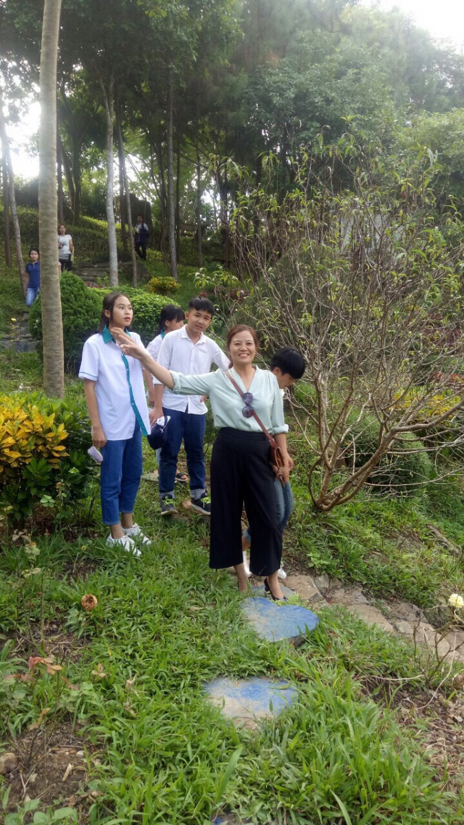 Các em hs đang đi dạo quanh công viên Heritist