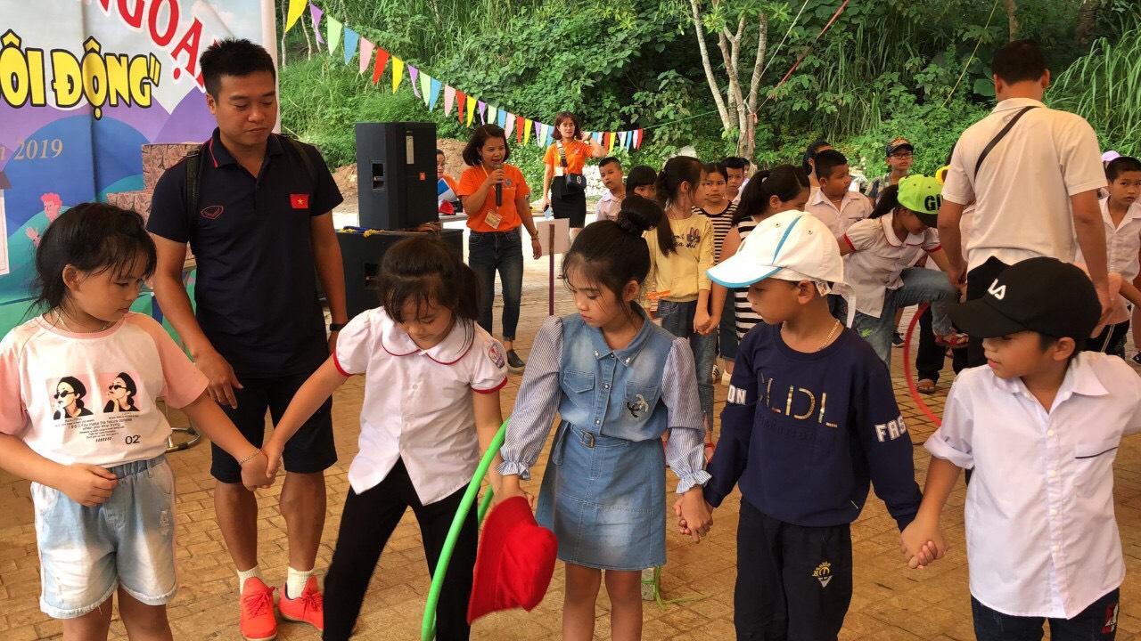 Các bạn hs trường Tân Hòa đang chơi rất hăng say