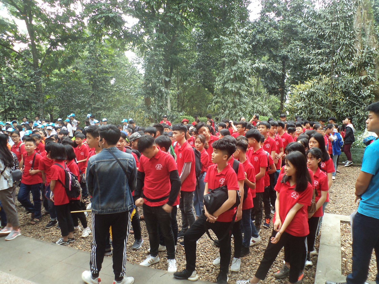 Các bạn HS đang chú ý lắng nghe HDV thuyết minh về nhà sàn tại K9