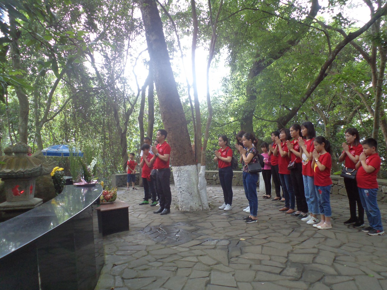 Thầy cô cùng các em hs thắp hương tại hòn đá Chông nơi Bác Hồ nghỉ chân