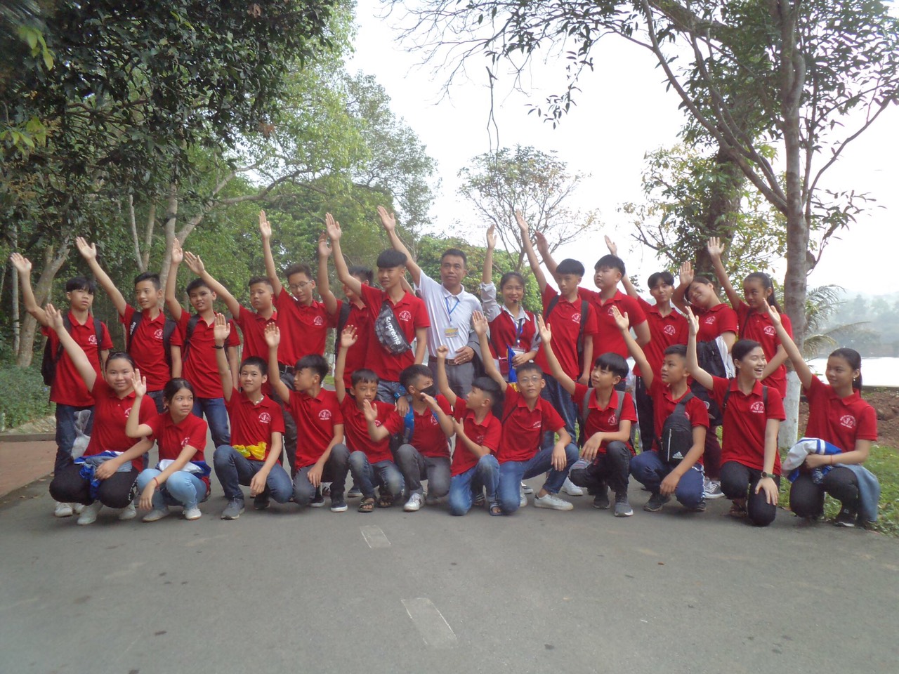 Các bạn cùng nhau chụp bức ảnh kỉ niệm trước khi ra về.