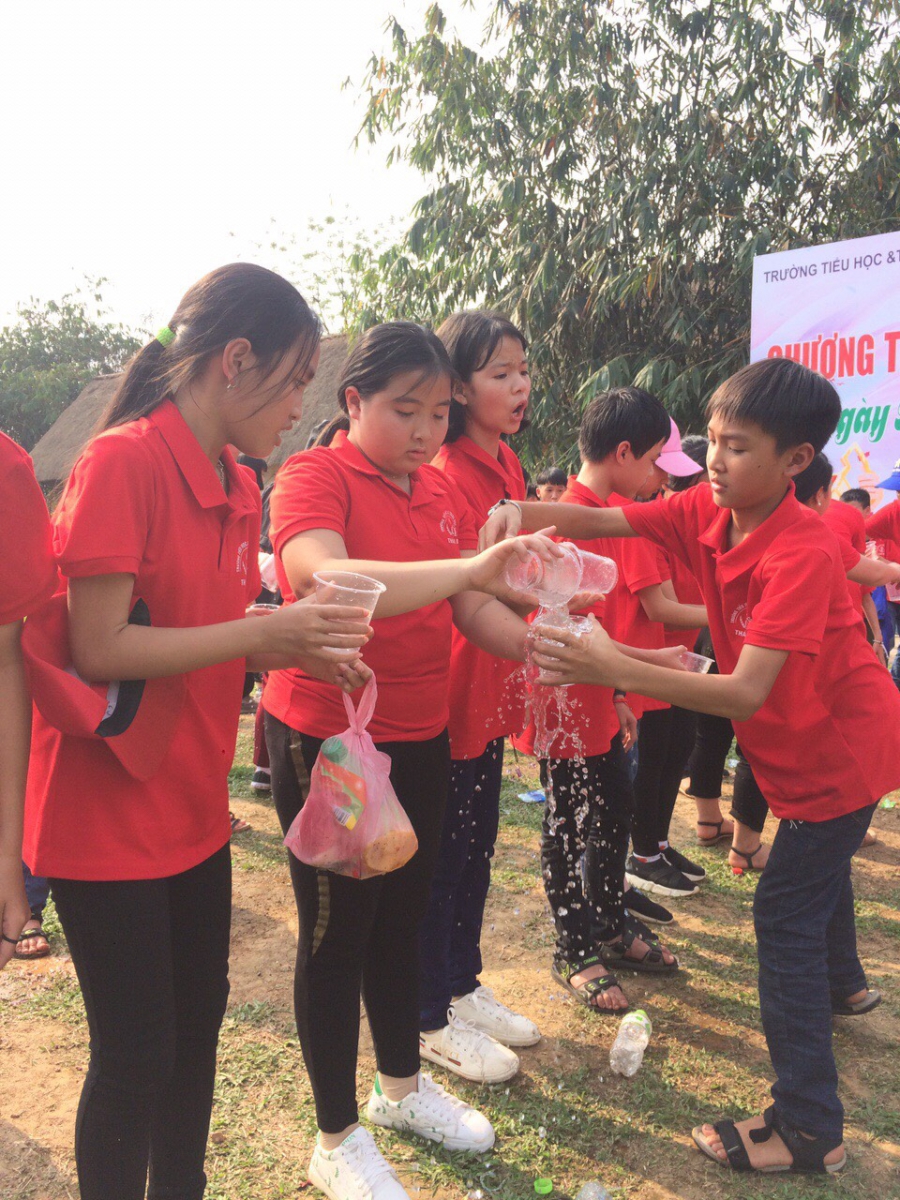 Các bạn tham gia trò chơi truyền bóng bằng cốc rất sôi nổi