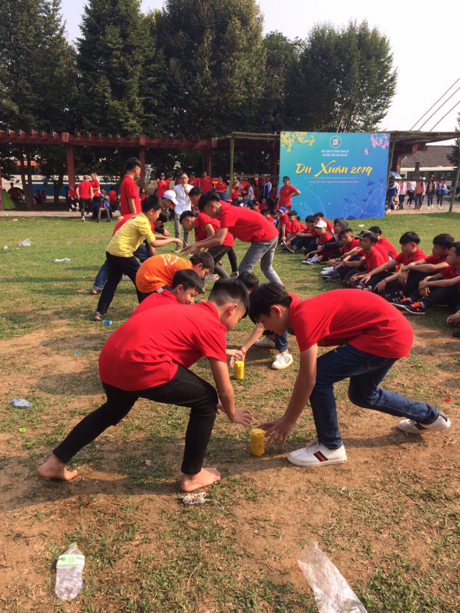 Các bạn nam rất hứng thú với trò cướp lon này