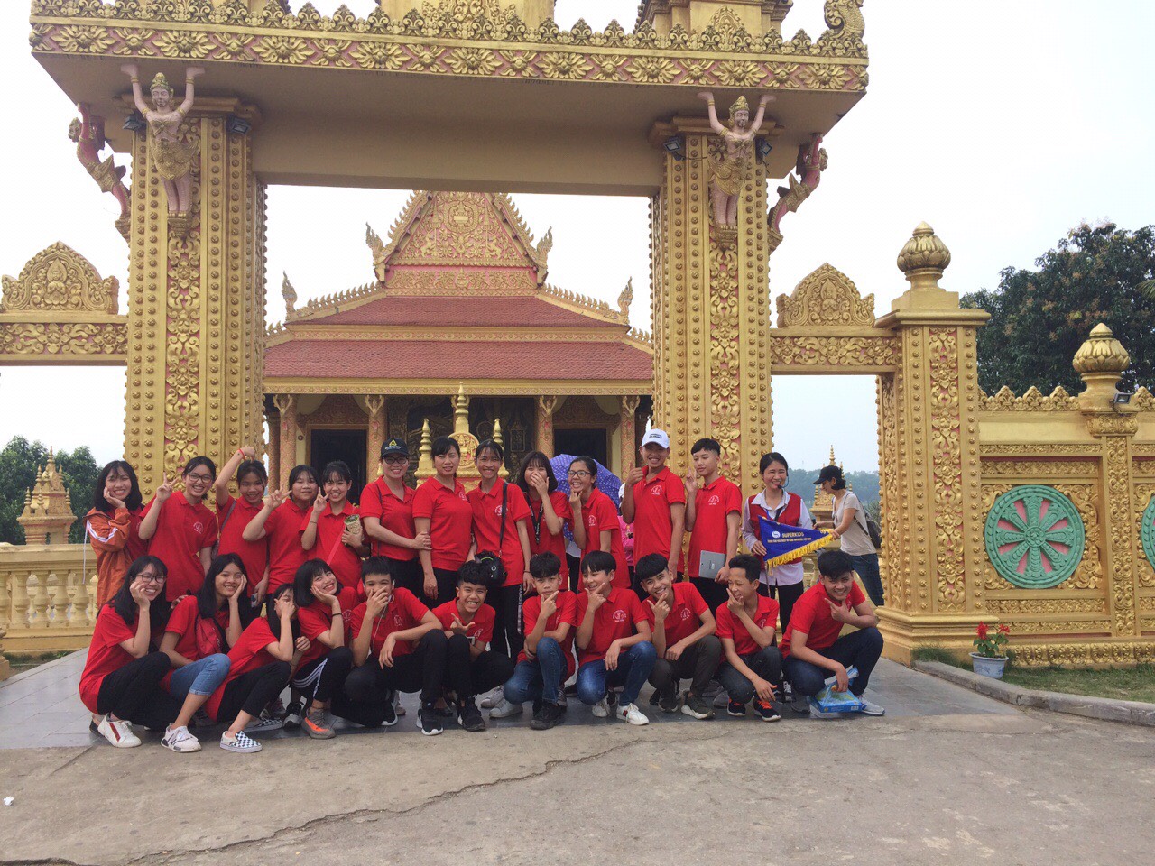 Các bạn cùng nhau chụp ảnh ngoài khu di tích.