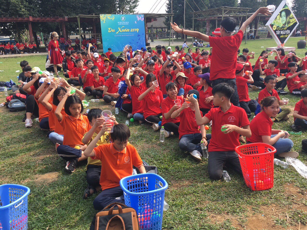 Trò chơi truyền bóng vào rổ thu hút được tất cả các bạn cùng tham gia