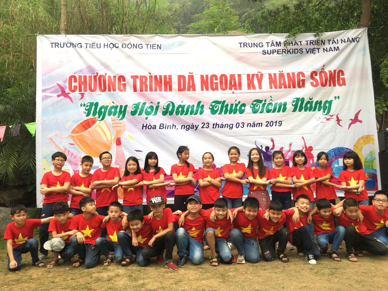 Các bạn cùng nhau chụp lại bức ảnh kỉ niệm trước khi ra về.