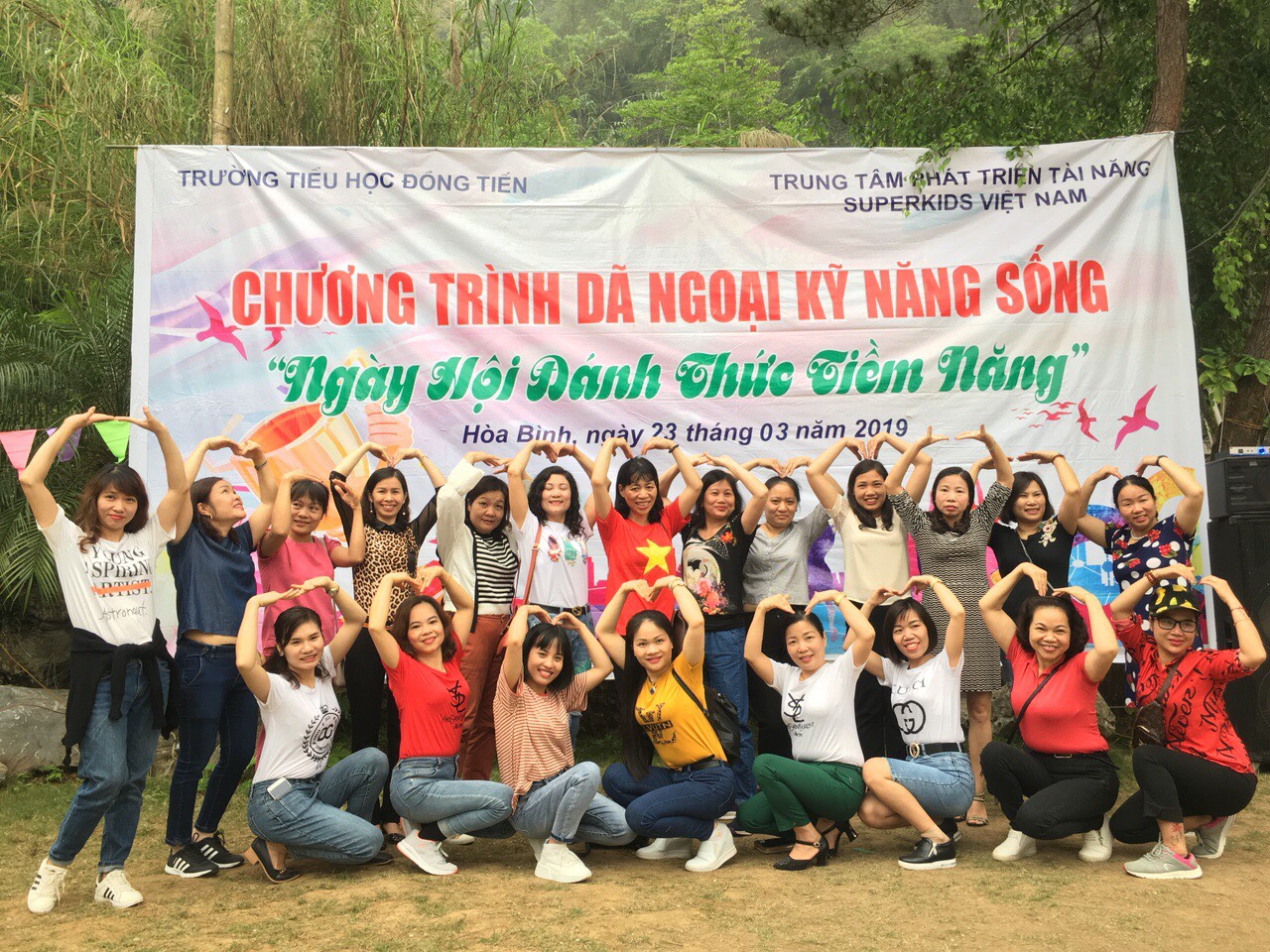 Các thầy cô  rất hào hứng cùng với các em học sinh