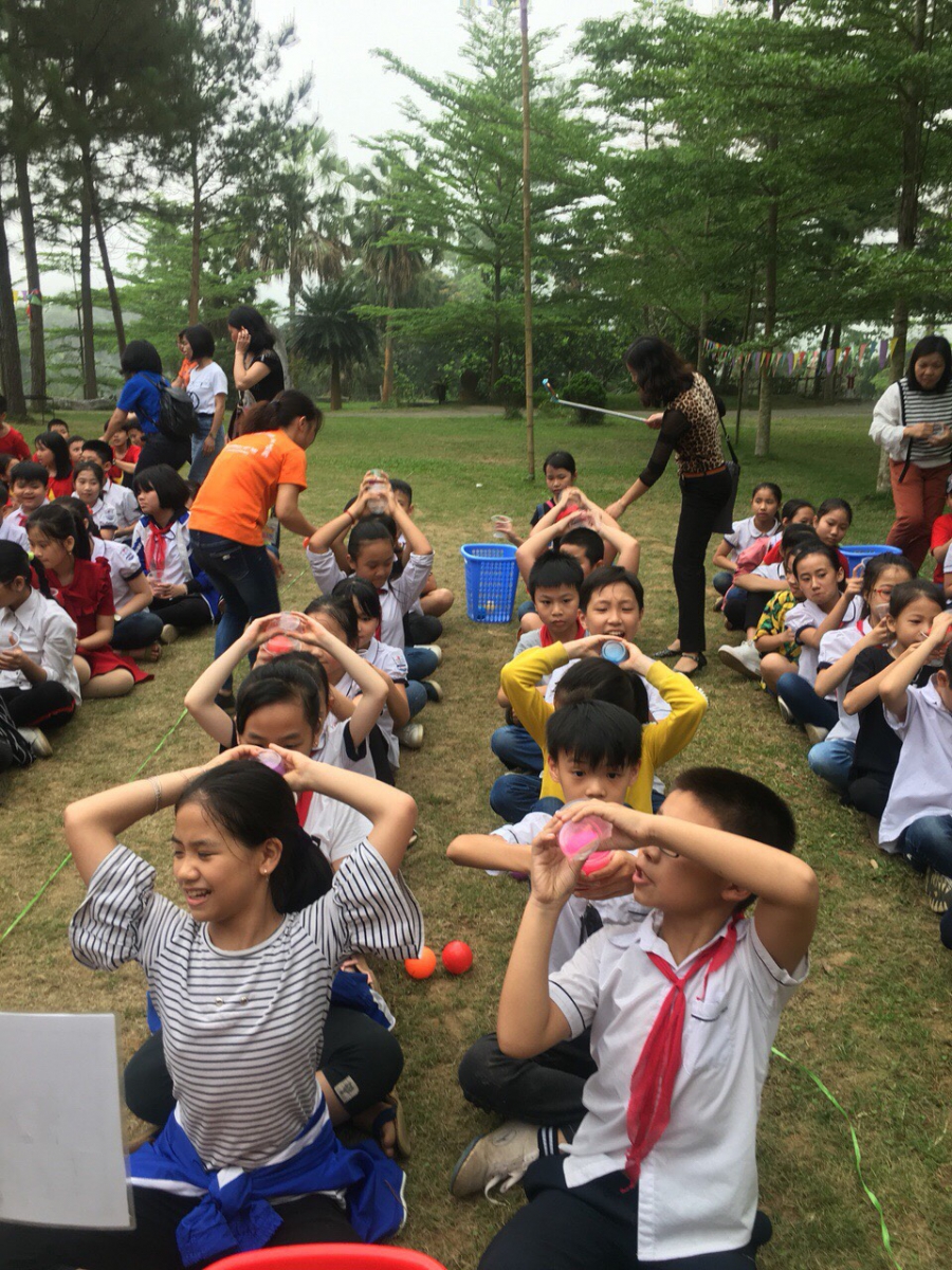 Các bạn hs trường Đồng Tiến đang chơi trò chuyền bóng