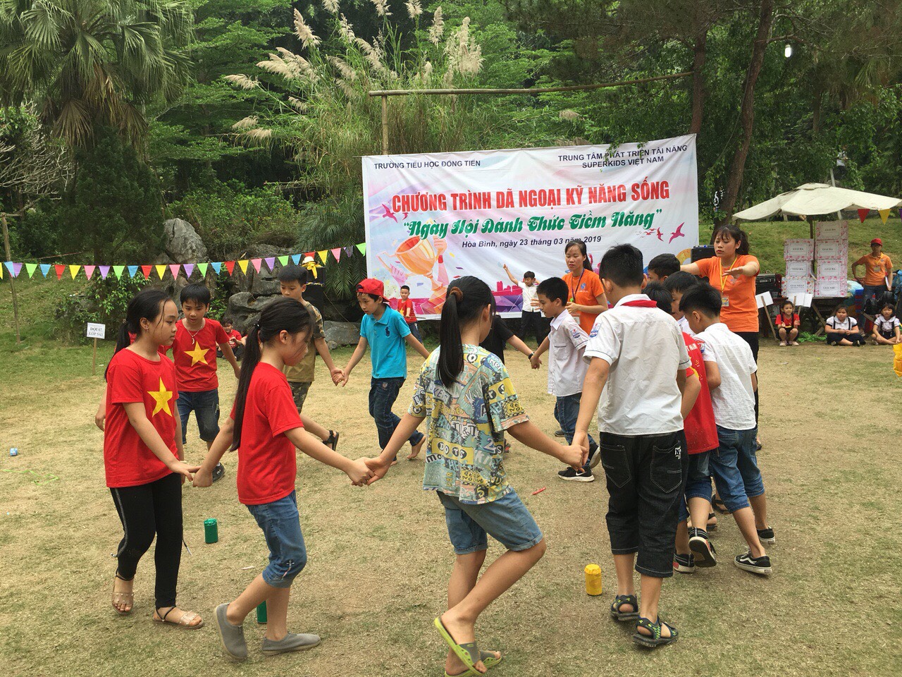 Các bạn năm tay nhau chơi rất hăng say