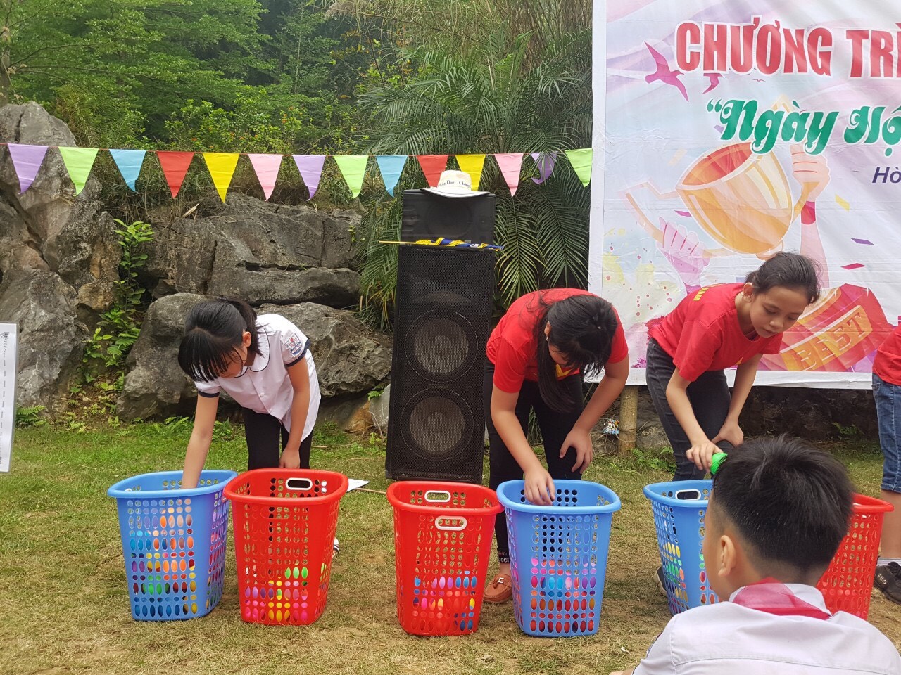 Các bạn Hs trường Đồng Tiến đang đếm số bóng của đội mình