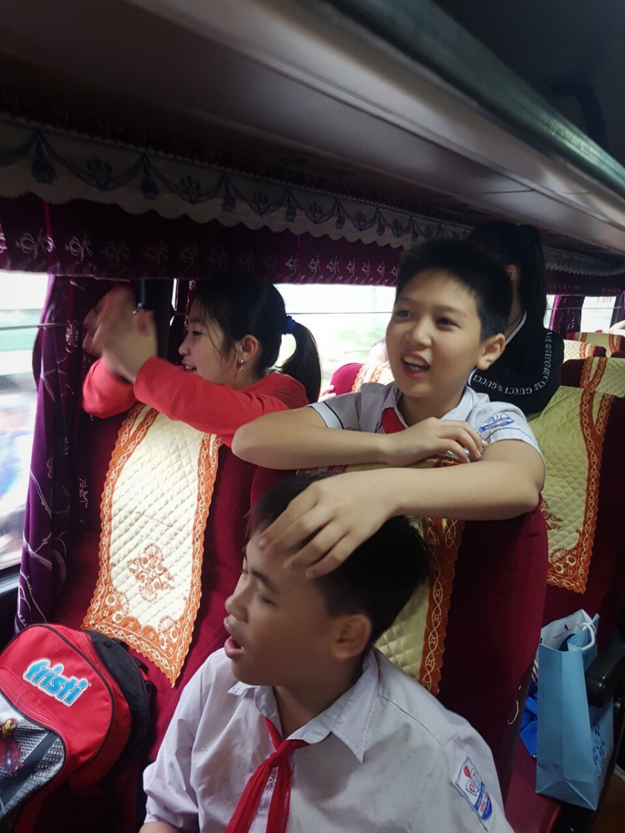 Các em rất háo hức tham gia các trò chơi để đoạn đường được gần lại hơn