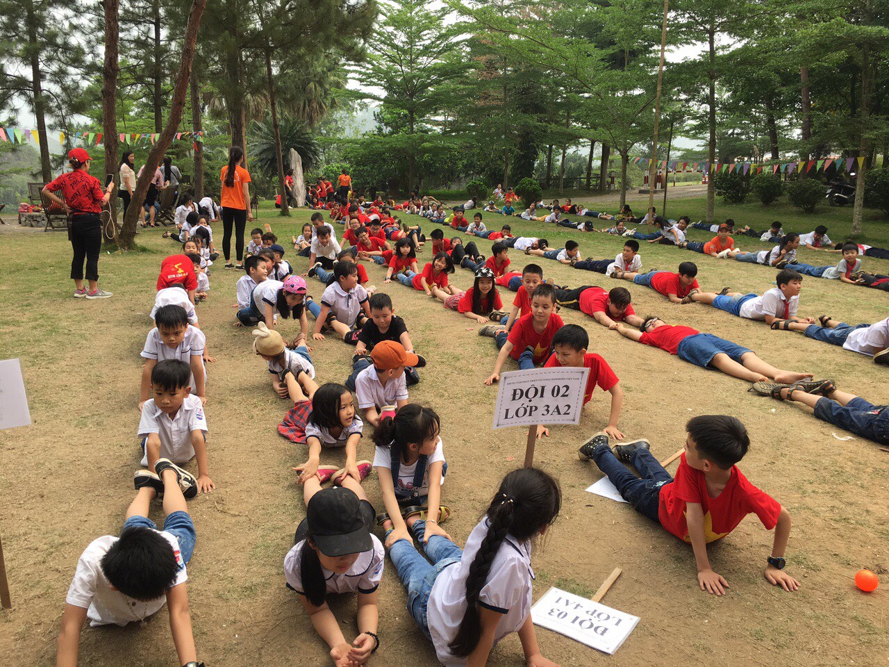 Các bạn hs Đồng Tiến đang chơi rắn ra biển