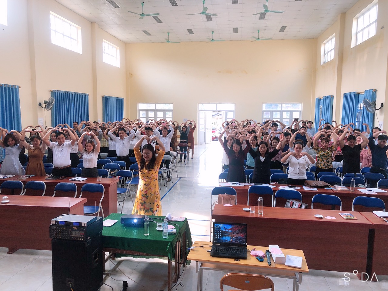  Các thầy cô huyện Kim Bôi rất hào hứng trong tiết học kĩ năng sống