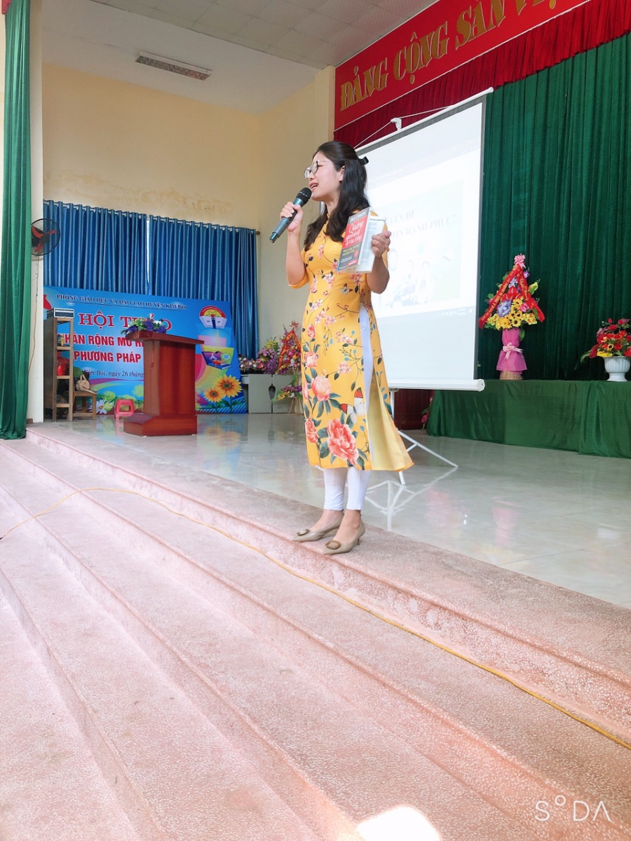 Diễn giả, giảng viên, giám đốc trung tâm cô Lê Thanh Nhàn